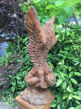 Engel met vleugels omhoog - stenen beeld - 119 cm - oxide
